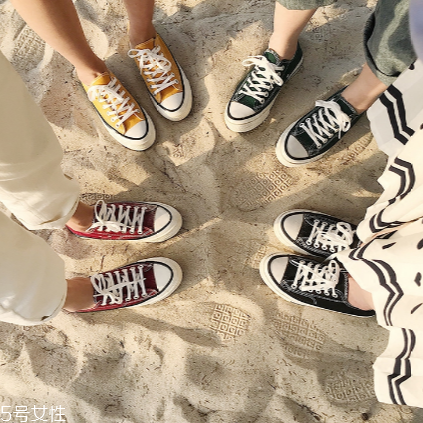 帆布鞋上的泥漬怎么去？巧妙去除泥漬