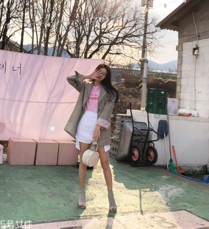 西裝配什么裙子好看？讓你美到挪不開眼