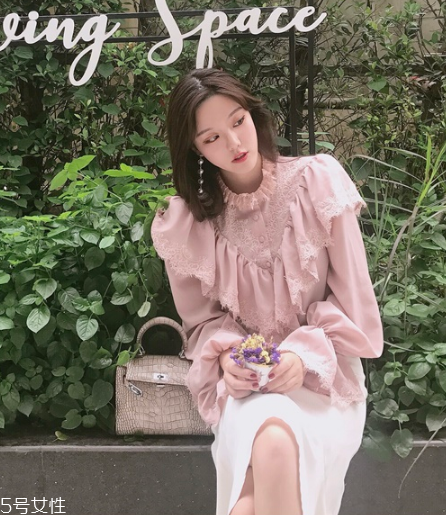 荷葉邊上衣怎么搭配？少女路線必備款
