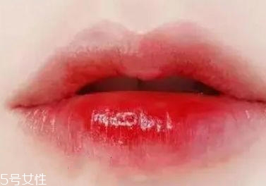 春天適合什么唇妝？4款簡單易上手的撩動唇色