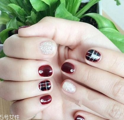 美甲的形狀和顏色怎么搭配？劍型指甲適合紅與黑