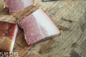 煙熏臘肉是熟的嗎？是生肉腌制的