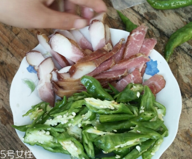 煙熏臘肉是熟的嗎？是生肉腌制的