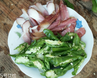煙熏臘肉是熟的嗎？是生肉腌制的