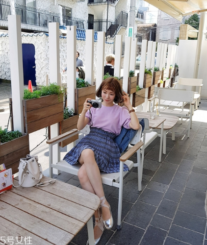 格子裙搭配什么上衣？俏皮少女范兒