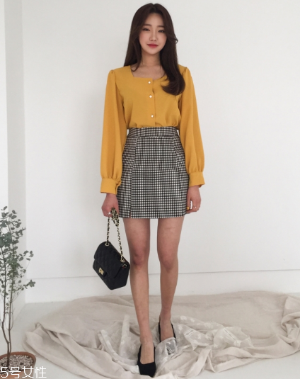 格子裙搭配什么上衣？俏皮少女范兒