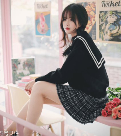 格子裙搭配什么上衣？俏皮少女范兒