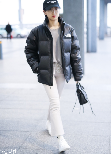 白褲子怎么搭配衣服好看？跟著明星學穿搭
