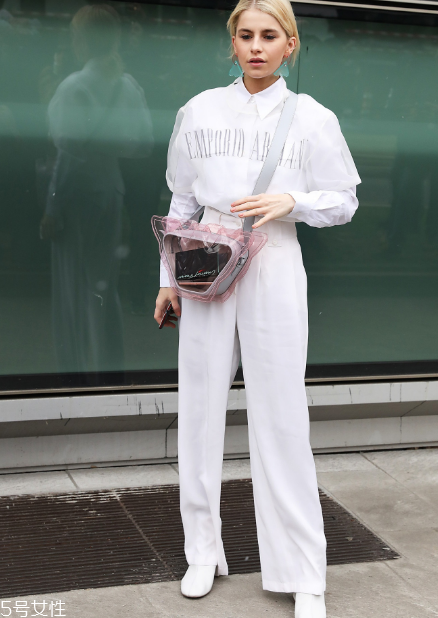 白褲子怎么搭配衣服好看？跟著明星學穿搭