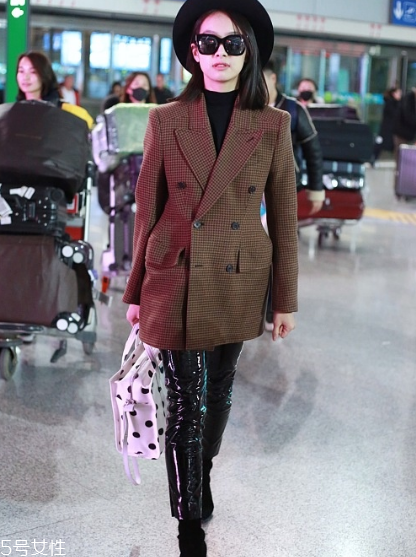 黑色打底衫怎么配衣服？時尚界的常青單品