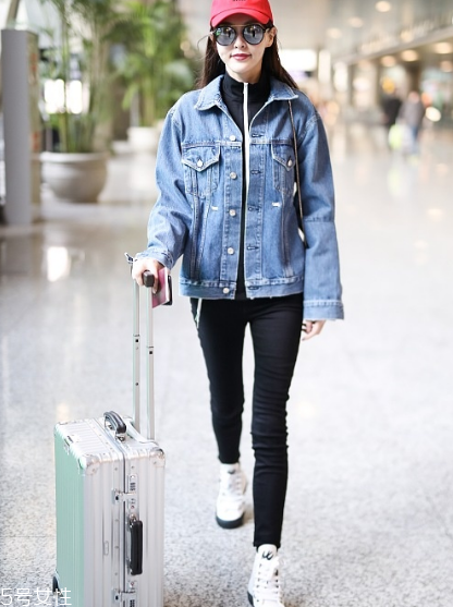 黑色打底衫怎么配衣服？時尚界的常青單品