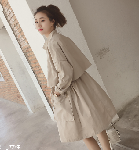 今年流行什么樣的風衣？這幾款少女感十足