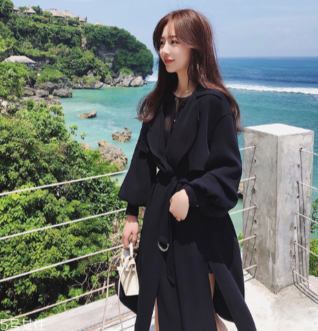 今年流行什么樣的風衣？這幾款少女感十足