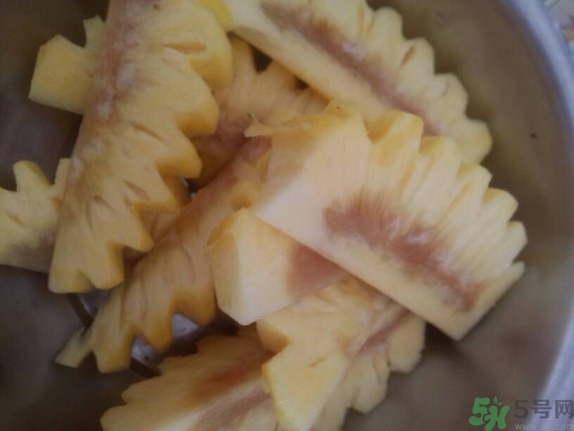 菠蘿里面發(fā)黑能吃嗎？切開菠蘿里面是黑色的怎么回事？