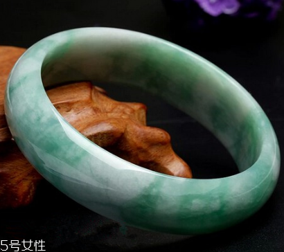 玉手鐲有裂紋還能戴嗎？玉石專家告訴你答案