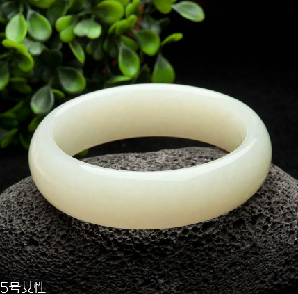 玉手鐲可以戴著睡覺嗎？玉手鐲有助于睡眠