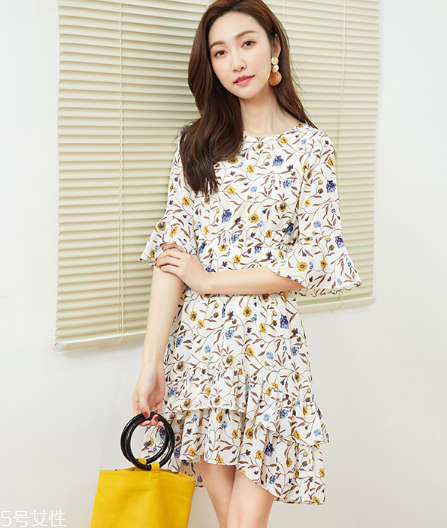 碎花衣服怎么搭配？美上天的秘密武器