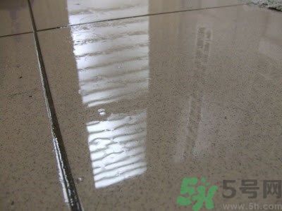 家里地板返潮怎么辦？墻上流水是怎么回事？