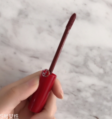 阿瑪尼紅管唇釉200是什么顏色？阿瑪尼紅管200唇部試色