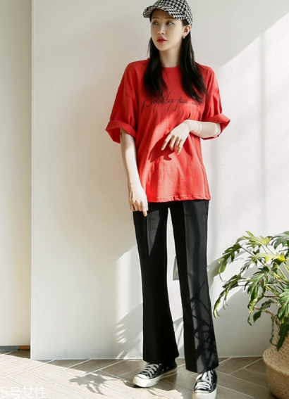 紅色t恤衫配什么褲子？紅色t恤這樣搭配褲子