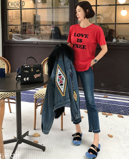 紅色t恤衫配什么褲子？紅色t恤這樣搭配褲子
