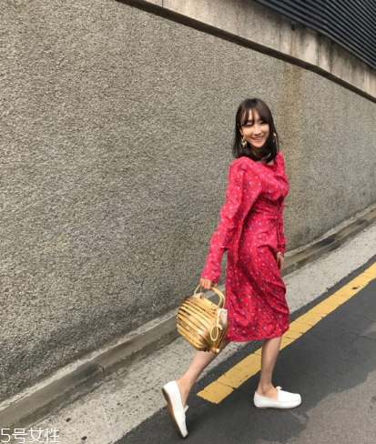 紅色連衣裙配什么鞋子好看？紅色連衣裙搭配鞋子示范