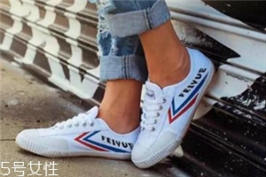 小白鞋前面擠腳怎么辦？小白鞋前面擠腳解決方法