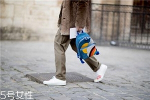 小白鞋為什么會(huì)發(fā)黃？小白鞋變黃的原因