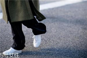 小白鞋有折痕怎么辦？小白鞋上的折痕消除方法
