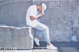 小白鞋要穿襪子嗎？穿小白鞋用不用穿襪子