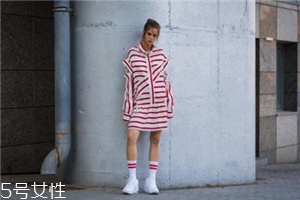 小白鞋沾墨水了怎么辦？小白鞋上的墨水去除方法