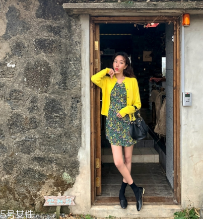 碎花連衣裙配什么外套？碎花連衣裙搭配外套圖片