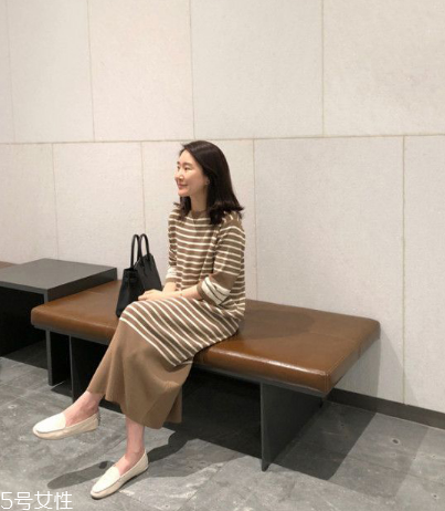 條紋連衣裙配什么鞋子？條紋連衣裙搭配鞋子圖片