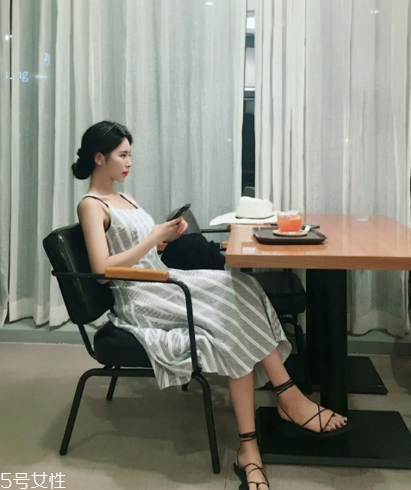 條紋連衣裙配什么鞋子？條紋連衣裙搭配鞋子圖片