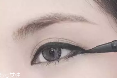 圓眼睛怎么畫下眼線 這么畫擺脫眼大無(wú)神