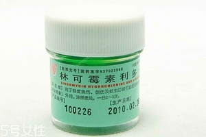 綠藥膏擦臉會變黑嗎？