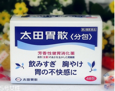 太田胃散的功效 太田胃散治什么?。?></p><h3>胃疼一般在哪個(gè)位置</h3><p>胃位于腹腔左上方，大部分在左季肋部，小部分在上腹部。上與食管下端相連，下與十二指腸球部相連。與食管連接處稱賁門，與十二指腸球部相連稱為幽門。胃從左膈下自左向右橫跨上腹部。胃的形態(tài)、大小和位置的變異，取決于體型、體位、胃壁張力、胃的膨脹度以及鄰近器官有無(wú)對(duì)胃的壓迫等。</p><p>當(dāng)胃內(nèi)容物排空時(shí)可能鄰近臟器全部掩蓋，當(dāng)胃充盈時(shí)胃前壁大部分與橫膈相接觸，胃體前壁的一部分與前腹壁直接接觸。胃的活動(dòng)度也很大，其位置隨體位、橫膈運(yùn)動(dòng)、胸腔內(nèi)壓力和腹腔內(nèi)壓力的改變而變化，如深吸氣時(shí)胃可下降數(shù)厘米，腹部壓力增加時(shí)胃的位置可向上移。</p><p>胃可分為4部分：進(jìn)賁門的部分稱賁門部;自賁門平面向左上方膨隆的部分稱胃底，新生兒和小兒的胃底不明顯;胃的中部為胃體;進(jìn)幽門的部分為幽門部(又稱胃竇部)，即由角切跡向胃大彎膨隆處作一連線的右側(cè)為幽門部。幽門部的大彎側(cè)常有一淺溝稱中間溝，借此溝可將幽門部分為左側(cè)的幽門竇和右側(cè)的幽門管，幽門管長(zhǎng)約2～3厘米，終止于幽門。此處，臨床上尚可應(yīng)用以下一些解剖標(biāo)志：胃靠近前腹壁的一面稱胃前壁，相對(duì)的稱胃后壁，胃前壁和胃后壁相連的上緣稱胃小彎，下緣稱胃大彎，胃小彎在離幽門2.5～3厘米處，有一凹入痕跡稱胃角或胃角切跡。</p><p>胃痛都是中上腹痛.胃在左肋的的下面一點(diǎn)點(diǎn),也就是在心臟的下面,不過,胃病的種類比較多,表現(xiàn)的癥狀也不相同,一般常見的胃痛一般是胃炎或者胃潰瘍引起的,而且,胃潰瘍一般伴有反酸的現(xiàn)象.痛的時(shí)候是左腹部痛,如果嚴(yán)重的話,可能左右都會(huì)痛的。</p><p style=