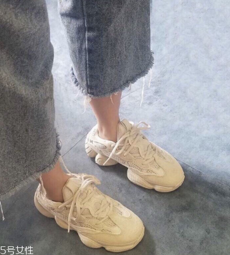 yeezy 500偏碼嗎？yeezy 500鞋碼標(biāo)準(zhǔn)嗎