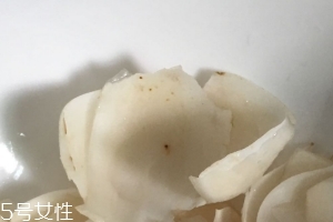 新鮮百合可以燉雞嗎？新鮮百合燉雞好吃嗎？