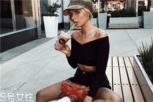 鎖骨鏈怎么搭配？鎖骨鏈搭配衣服技巧