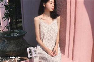吊帶裙怎么穿好看？吊帶裙穿搭技巧