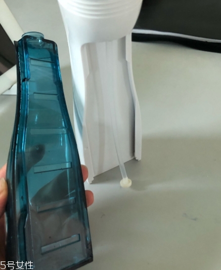 沖牙器和牙線哪個好？沖牙器和牙線的優(yōu)缺點