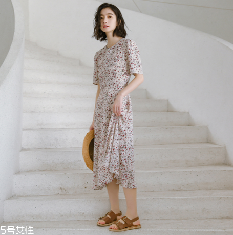 小個子女生穿什么裙子好看？小個子女生穿搭技巧