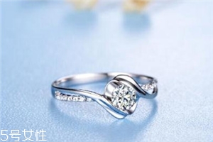 戒指可以戴中指嗎？戒指能不能戴在中指