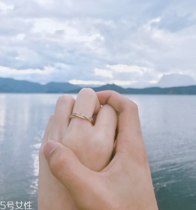 戒指戴中指是什么意思？戒指戴中指代表什么含義