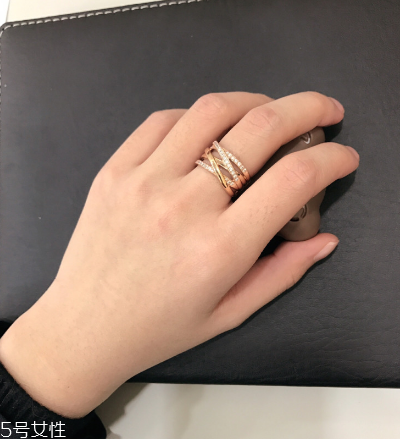 戒指戴小指是什么意思？戒指戴小指代表什么含義