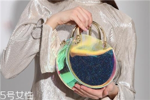 夏天適合背什么包？適合夏天背的包包款式