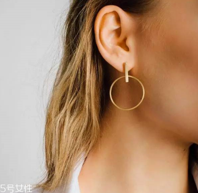 耳環(huán)可以戴著睡覺(jué)嗎？耳環(huán)能不能戴著睡覺(jué)