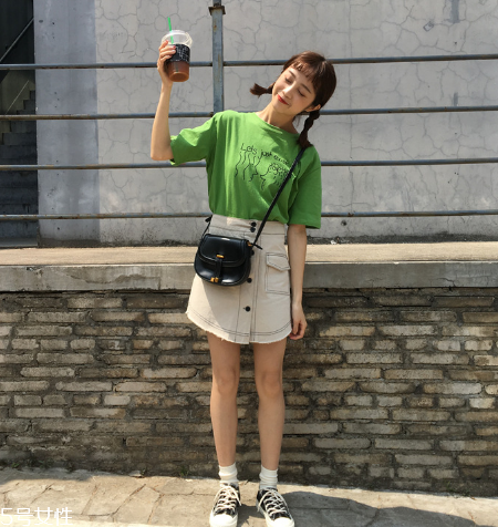 夏天穿什么顏色衣服顯白？夏天最顯白的衣服顏色