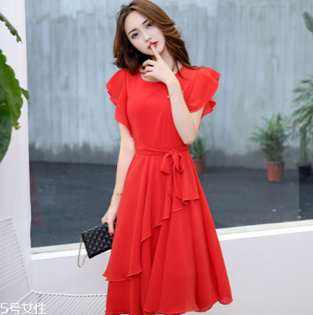 夏天穿什么顏色衣服顯白？夏天最顯白的衣服顏色